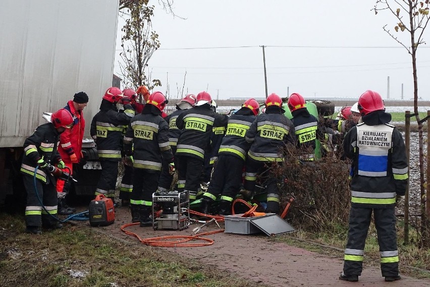 Wypadek w Kościelnej Wsi. Na krajowej "12" ciężarówka...