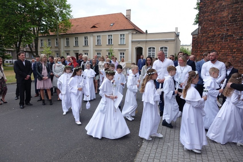 Leszno. Pierwsza Komunia Święta w parafii pw. Jana Chrzciciela w Lesznie. To niezwykły dzień dla tych dzieci [ZDJĘCIA]