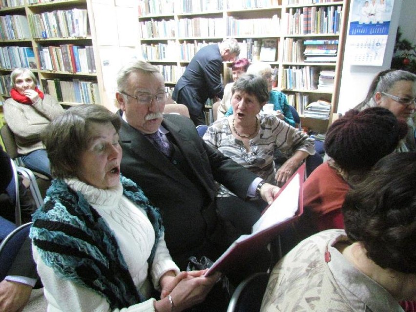 Wspólne śpiewanie kolęd w bibliotece w Stegnie