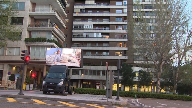 W Madrycie ruszył specjalny, plenerowy projekt „Kino na balkonie” we współpracy z Amazon Prime Video, w ramach którego mieszkańcy Hiszpanii mogą wspólnie oglądać filmy i seriale z perspektywy swoich balkonów, okien i tarasów.