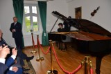 Starostwo kupiło fortepian wysokiej klasy do dworu w Łukowie Śląskim. Za nami inauguracyjny koncert Mateusza Dubiela 