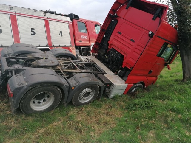Czołowe zderzenie volkswagena z ciężarówką