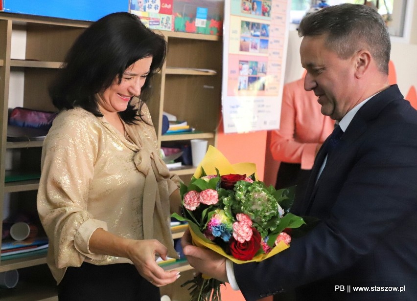 Burmistrz Staszowa Leszek Kopeć wręczył kwiaty dyrektor...