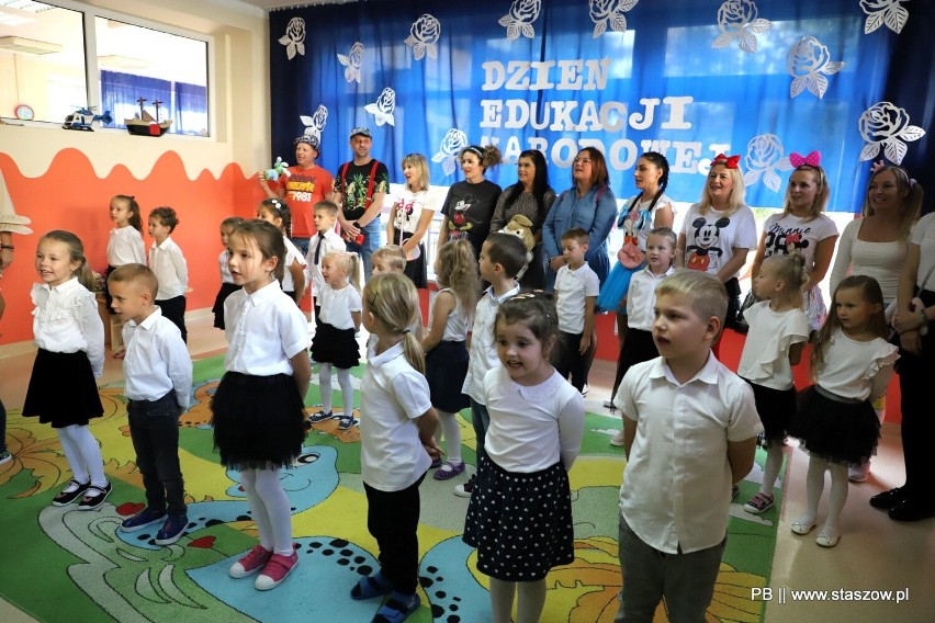 Dzień Edukacji Narodowej w Przedszkolu numer 3 imienia Papieża Jana Pawła II w Staszowie. Była piękna akademia