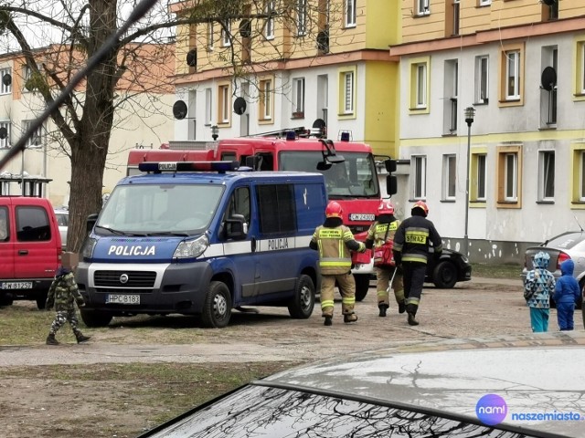 Kobieta wypadła z drugiego piętra. Wypadek na ulicy Zakręt we Włocławku.