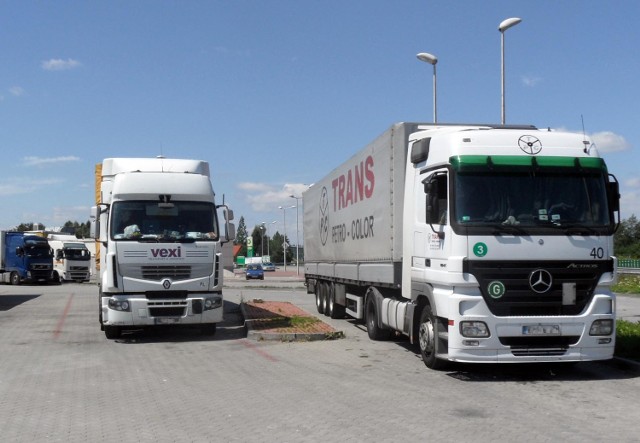 Parking tirów przy stacji paliw w Ogrodzonej