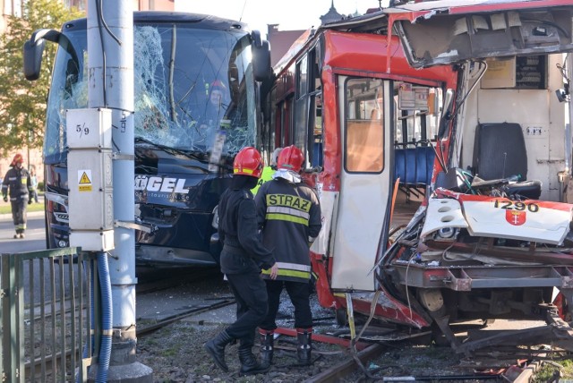 W czwartek, 26 września po godz. 14, przy Bramie Wyżynnej zderzyły się autokar i tramwaj.