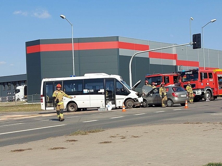 Kolizja pojazdów w Piekarach Śląskich. Samochód dostawczy zderzył się z samochodem osobowym na skrzyżowaniu Kotucha z Harcerską