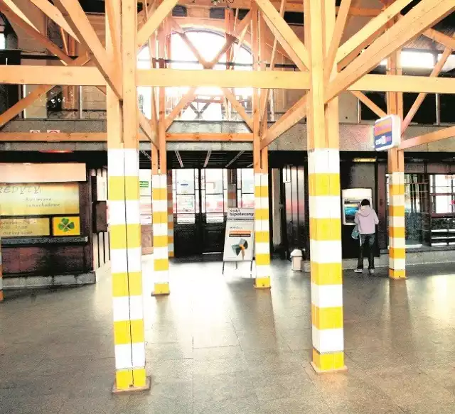 PKP Nowy Sącz: budynek dworca podtrzymują od dawna drewniane stemple