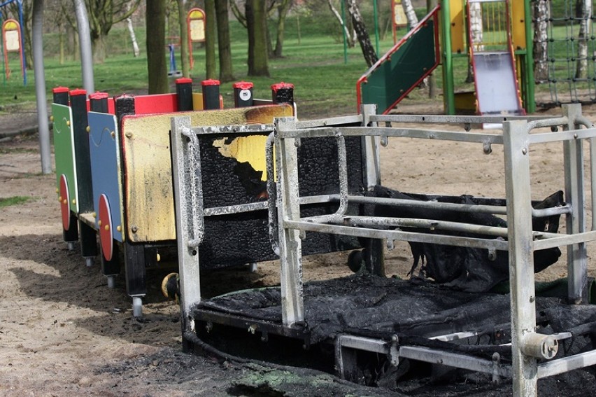 Chuligani spalili pociąg na placu zabaw w legnickim parku [ZDJĘCIA] 