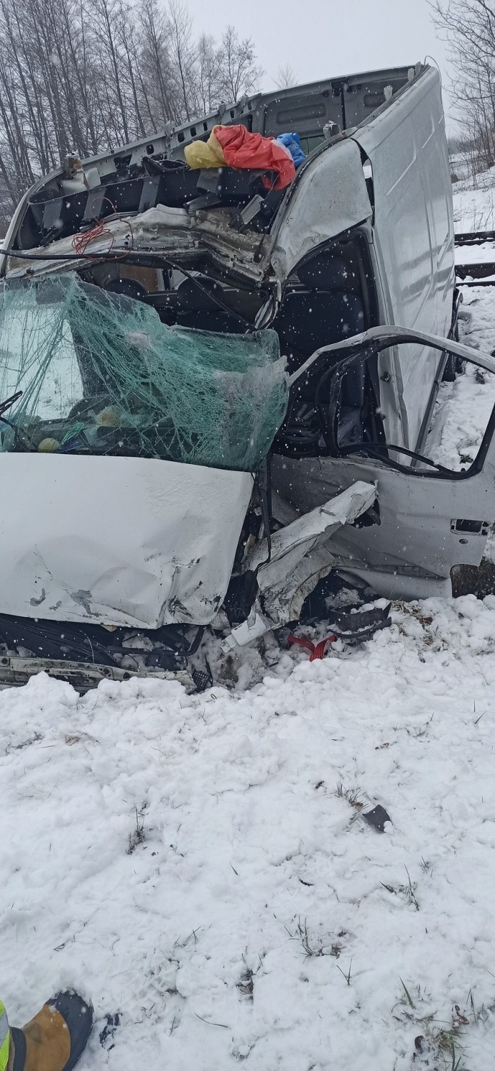 Bus zderzył się z pociągiem towarowym. W wypadku zginęło dwóch mężczyzn z powiatu przemyskiego [ZDJĘCIA]