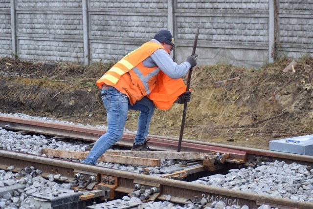 Prace przy przebudowie linii kolejowej Wrocław - Sobótka - Świdnica. Stan prac na 24 listopada 2021 roku na stacji Kobierzyce oraz w pobliżu ulicy Zwycięskiej przy przystanku Wrocław Partynice