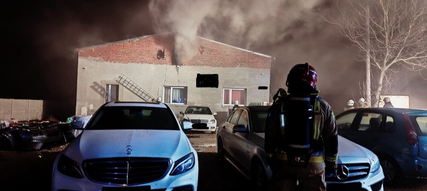 Pożar domu w Łopiennie! Interweniowały zastępy straży z całego regionu. Wysłano jednostki zarówno z Wągrowca jak i Gniezna
