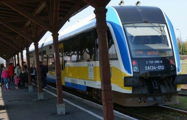 Pasażerowie jeżdżący niezelektryfikowanymi liniami kolejowymi na Opolszczyźnie, coraz częściej muszą korzystać z autobusowej komunikacji zastępczej.