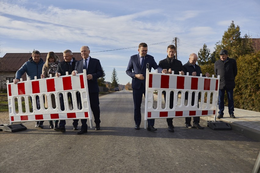 W gminie Dębno zakończył się już remont drogi "Hektary I",...