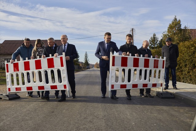 W gminie Dębno zakończył się już remont drogi "Hektary I", na finiszu jest też budowa mostu w Woli Dębińskiej