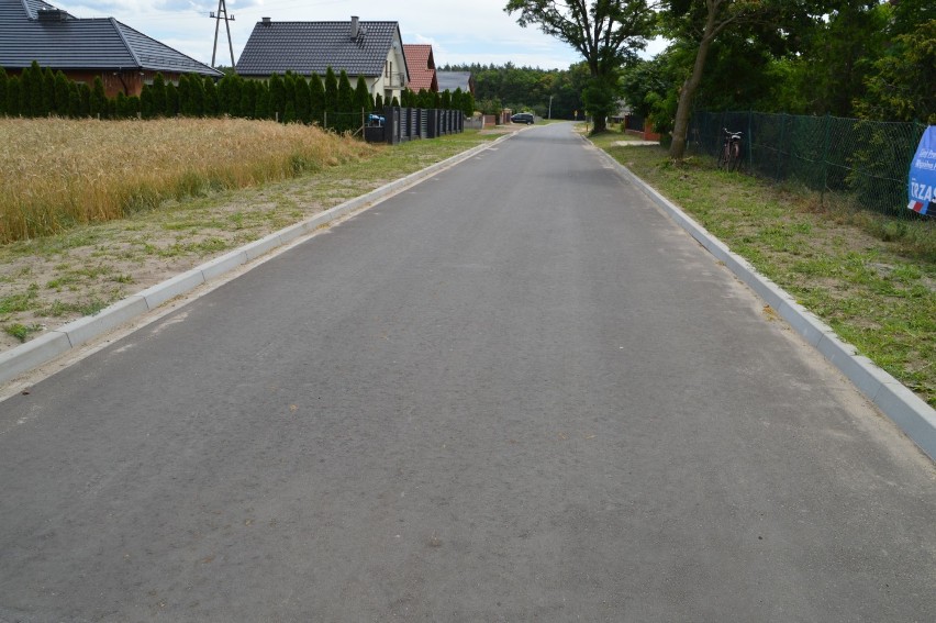 Otwarto wyremontowane drogi w Dębnie Polskim i Pakosławiu. Obie inwestycje otrzymały wsparcie z Funduszu Dróg Samorządowych [ZDJĘCIA]