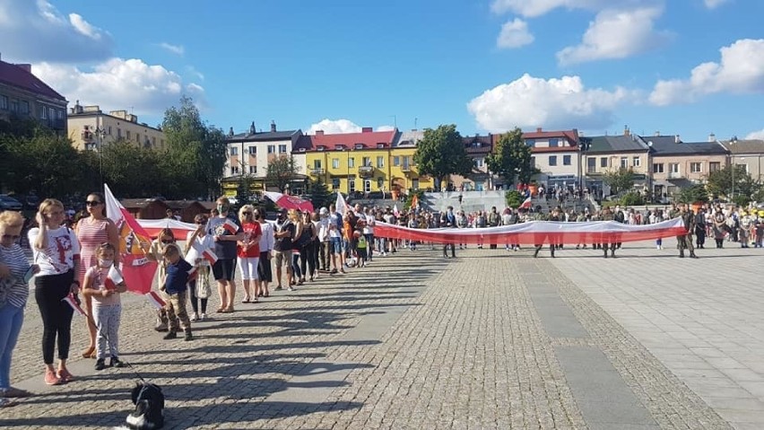 76 rocznica wybuchu powstania warszawskiego w Ostrowcu. Znak Polski Walczącej na Rynku [ZDJĘCIA]