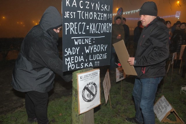 W środę wieczorem w 36. rocznicę od wprowadzenia w Polsce stanu wojennego przez gen. Wojciecha Jaruzelskiego, mieszkańcy Przemyśla pikietowali pod biurem Prawa i Sprawiedliwości przy Wybrzeżu Marszałka Józefa Piłsudskiego. 

Kilkanaście osób przyniosło ze sobą znicze i transparenty. Odśpiewano hymn Polski. Pikietujący krzyczeli „wolne sądy”, „wolne media”.