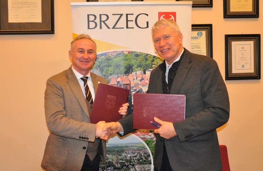 Gmina Brzeg podpisała 13 lutego dwie ważne umowy.