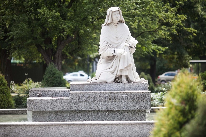 Zniszczony pomnik św. Faustyny na placu Niepodległości w Łodzi.