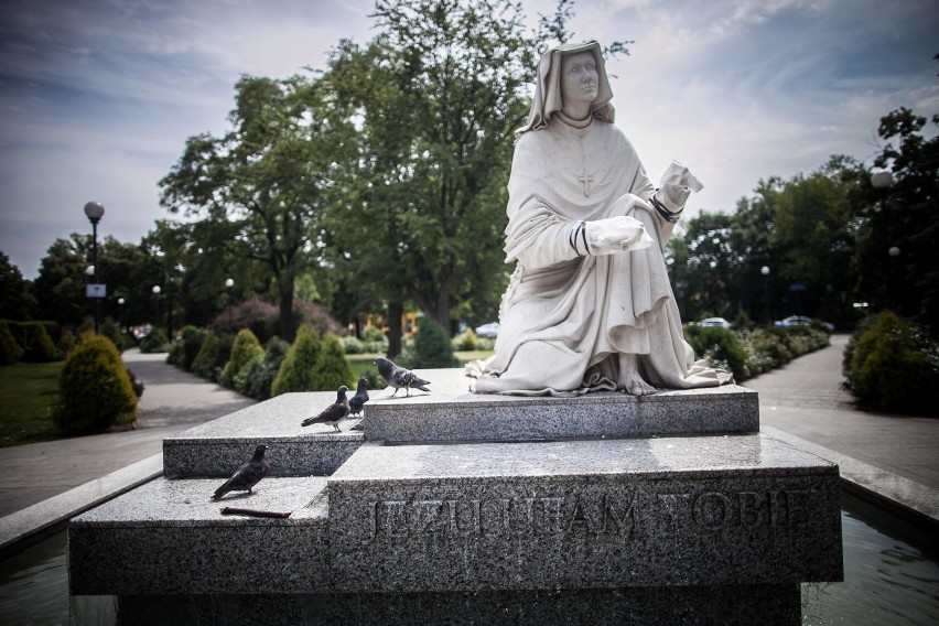 Zniszczony pomnik św. Faustyny na placu Niepodległości w Łodzi.