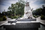Wandale uszkodzili pomnik świętej Faustyny na placu Niepodległości w Łodzi [ZDJĘCIA]