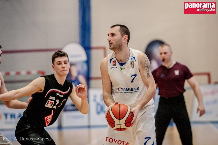 Koszykarze Górnika Trans.eu w pierwszym meczu II rundy play-off wygrali z drużyną w Gniezna 72:70