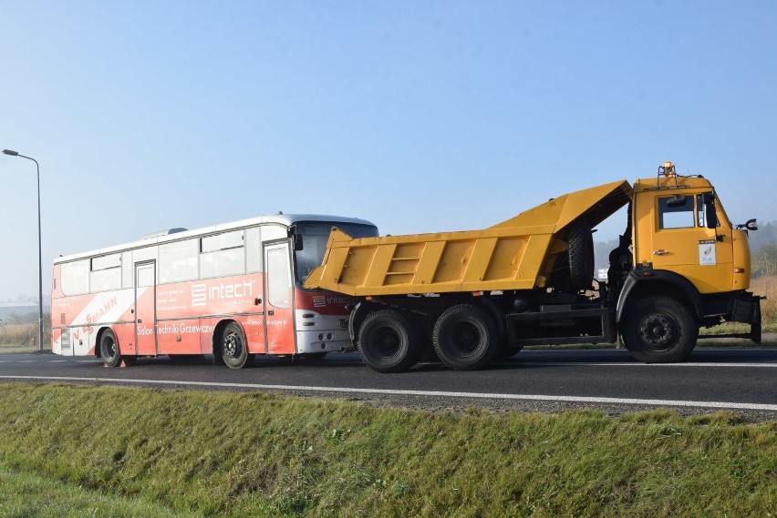 Wypadek autokaru z młodzieżą w Zawierciu. Spokojnie, to tylko ćwiczenia [ZDJĘCIA]