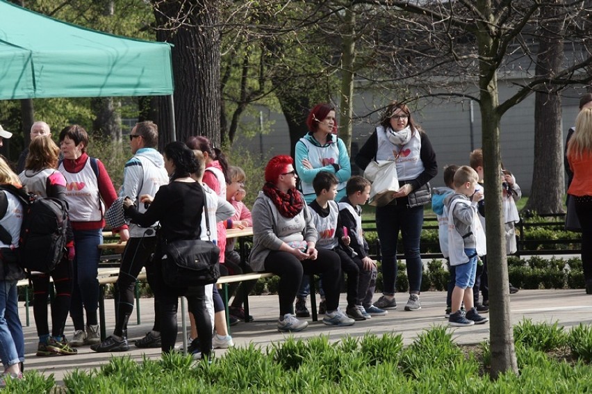 Eko pozytywni sprzątają legnicki Park Miejski [ZDJĘCIA]