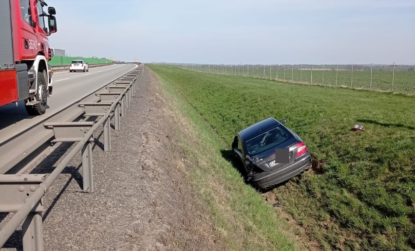 Wypadek na autostradzie A4, auto osobowe wylądowało w rowie