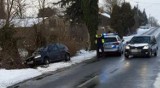 Volkswagen wpadł w poślizg i uderzył w drzewo w powiecie radziejowskim. 31-latka i jej trzyletni syn trafili do szpitala. Zdjęcia