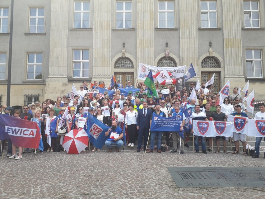 Zgromadzeni domagali się stanowczych działań rządu i...