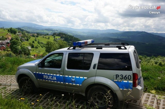 Niemowlak połknął śrubkę, a jadący z nim do szpitala ojciec utknął w korku. Na szczęście pomogli policjanci.