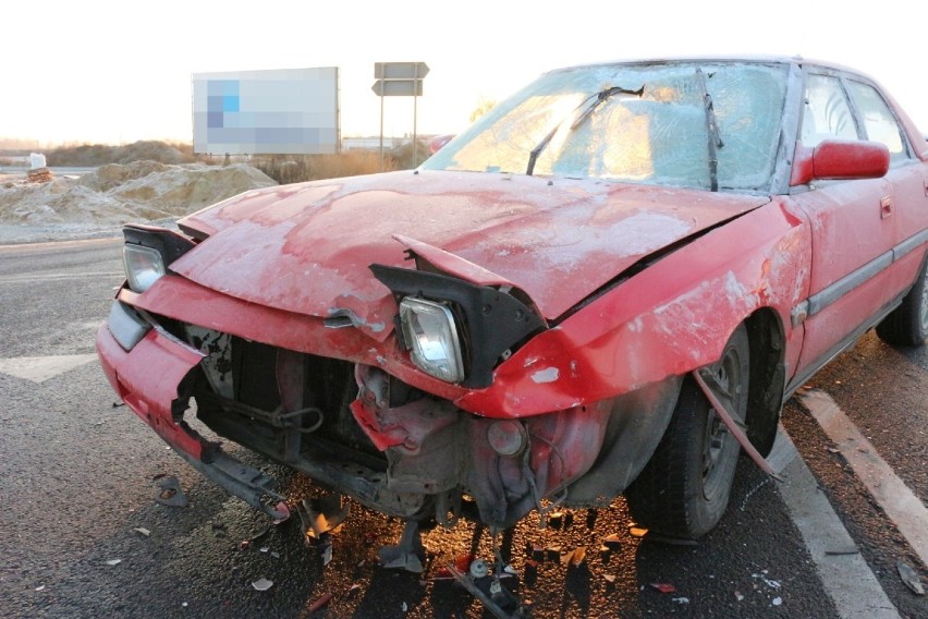 W Rogowie na drodze krajowej nr 5 doszło do wypadku samochodu osobowego i motoroweru [zdjęcia] 