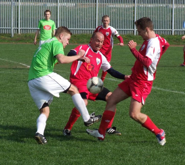 Rafał Przybyła (w środku) i jego koledzy z Unii Oświęcim pokonali Skawę Wadowice 2-1.