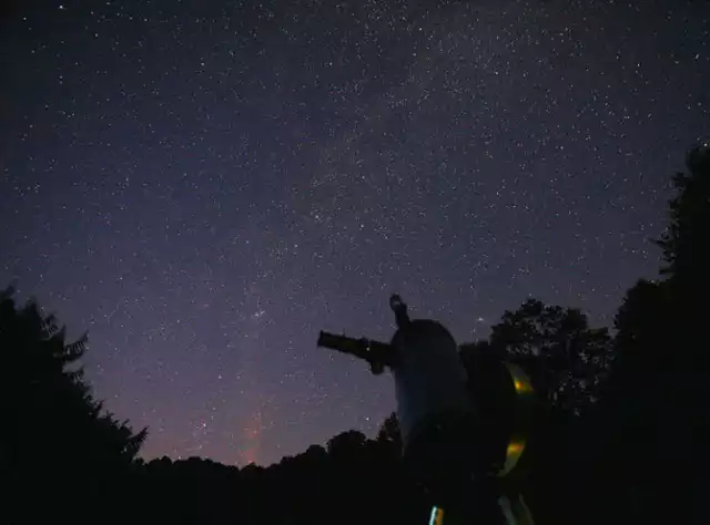 Złym wyborem do obserwowania Perseidów będzie centrum miasta.  Zbyt duża ilość sztucznego oświetlenia sprawia, że zwyczajnie nie są widoczne. Gdzie więc można wybrać się na obserwowanie Perseidów w okolicach Rzeszowa? 


Zobacz też: Zbliża się deszcz Perseidów. Jak obserwować spadające gwiazdy?

źródło: TVN