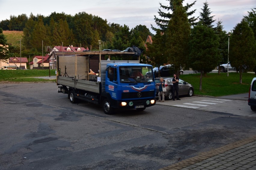 Serenczowóz Serenczy jeździł po gorlickich osiedlach, a na finał wjechał na rynek. Wtedy dopiero się zaczęło... [ ZDJĘCIA, VIDEO] 