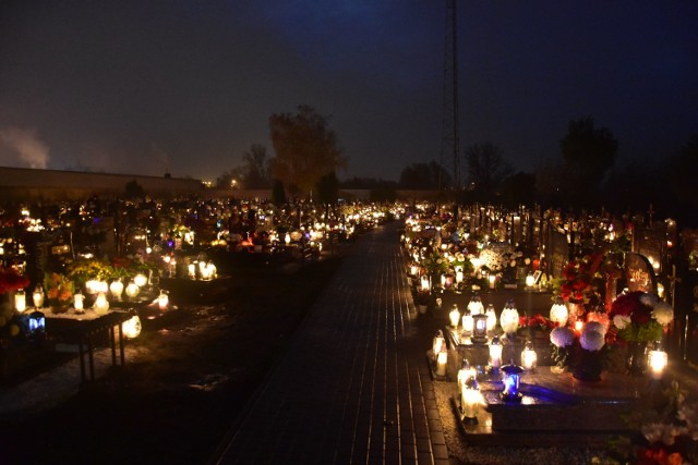 Cmentarz w Żninie. Tak wyglądał w piątkowy wieczór, 30.10.2020.