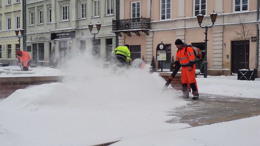 Odkurzanie śniegu dmuchawami do liści na rynku w Piotrkowie....