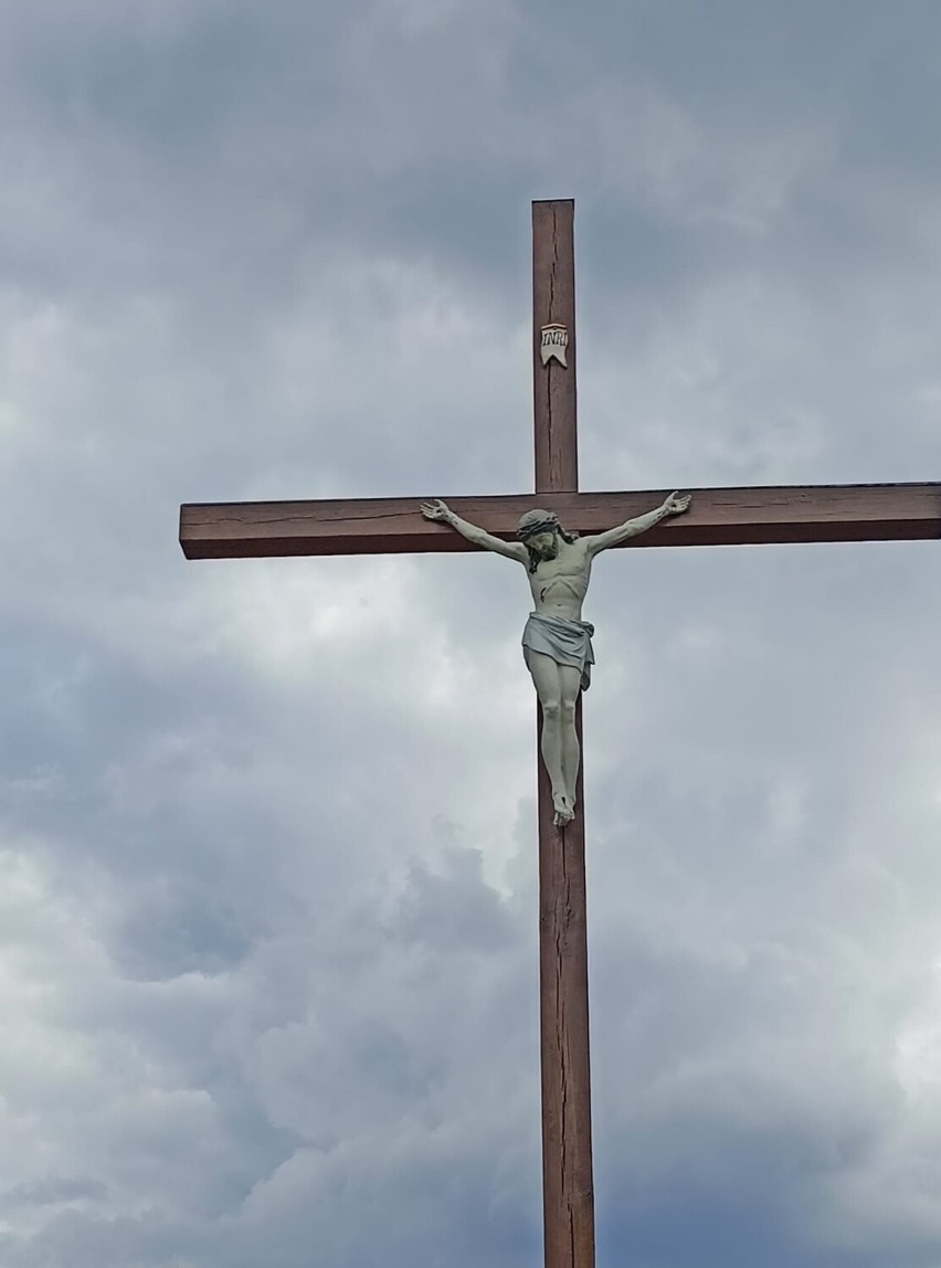 Odnowiono historyczny krzyż w Starachowicach, za darmo. Zobacz zdjęcia