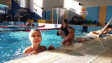Uczniowie SP 10 na basenie w Piaśnikach. Przezwyciężają lęki, korygują wady postawy