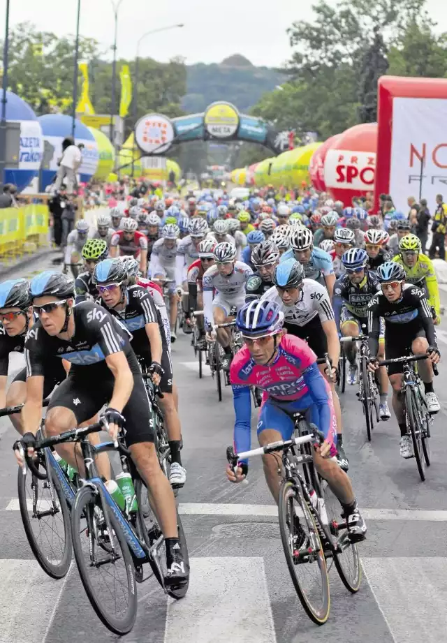 Tour de Pologne 2013 w Tarnowie. Podczas przejazdu kolarzy kierowcy muszą być cierpliwi