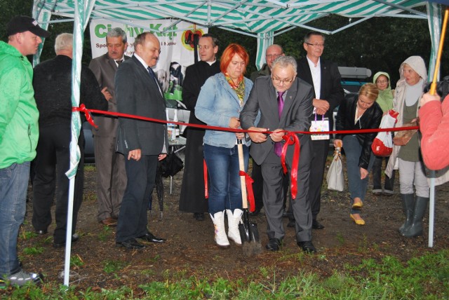 Władze samorządowe na czele z burmistrzem arkadiuszem Czechem przecięły wstęgę na budowie nowego azylu dla zwierząt w Tarnowskich Górach