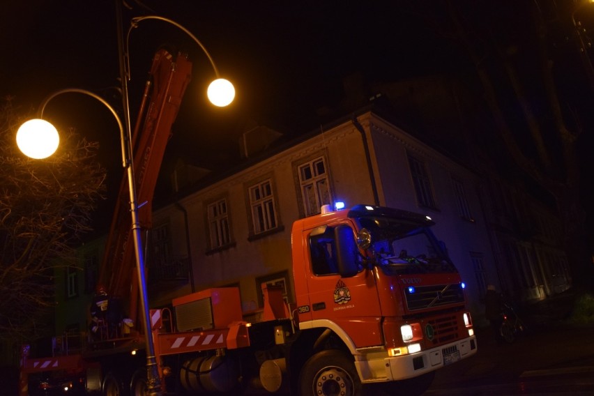 Pożar sadzy w kominie przy Alejach Kościuszki w Zduńskiej Woli [zdjęcia]