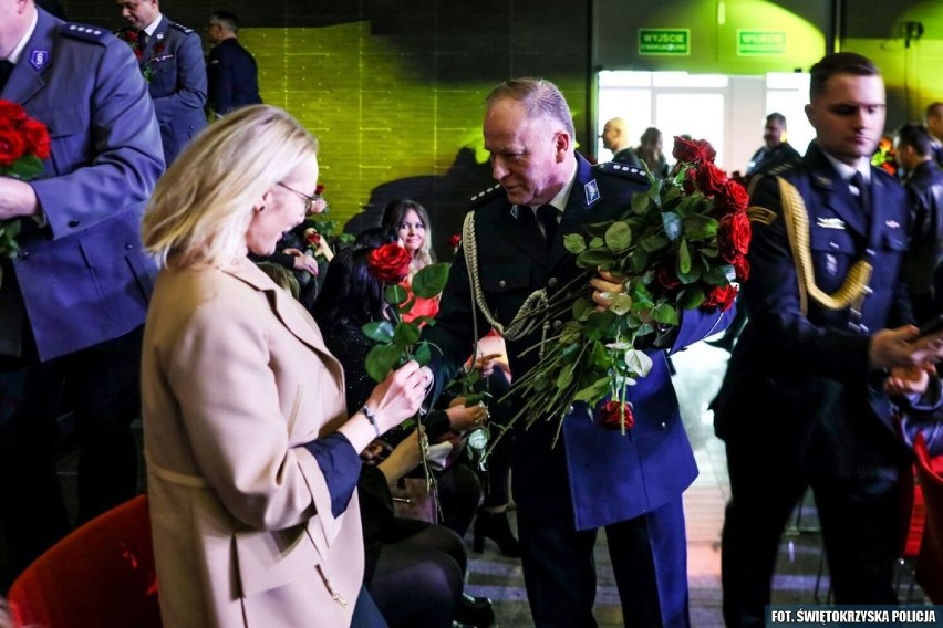 Mundurowy Dzień Kobiet w Targach Kielce. Były muzyka, taniec i pokazy mody. Kreacje prezentowali funkcjonariusze. Zobacz zdjęcia