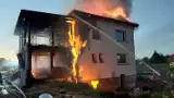 Pożar domu jednorodzinnego w Miłobądzu. Na miejscu działało osiem zastępów straży pożarnej 