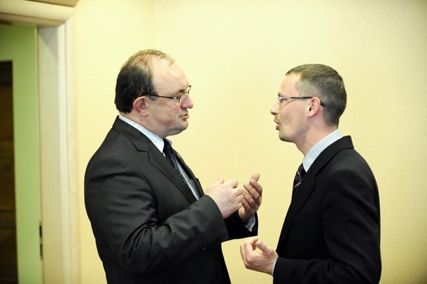 Przemysław Myszakowski (z prawej) uważa że Ratusz prowadzi...