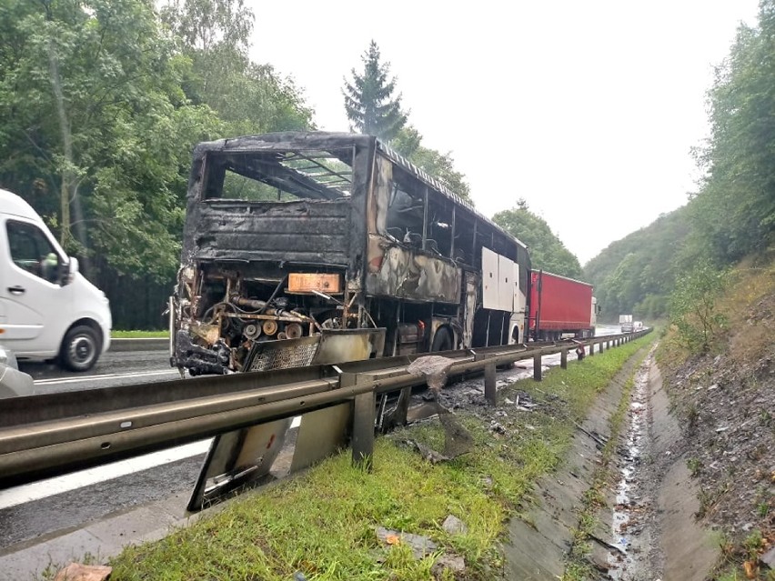 Na DK8 w pobliżu Lewina Kłodzkiego płonął autobus kłodzkiego PKS-u (ZDJĘCIA)