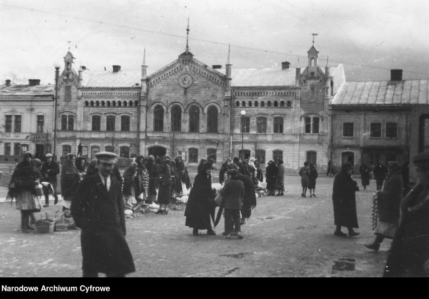 Sanok na starej fotografii. Zobaczcie, jak wyglądał dawniej rynek, zamek i kościoły [ZDJĘCIA]